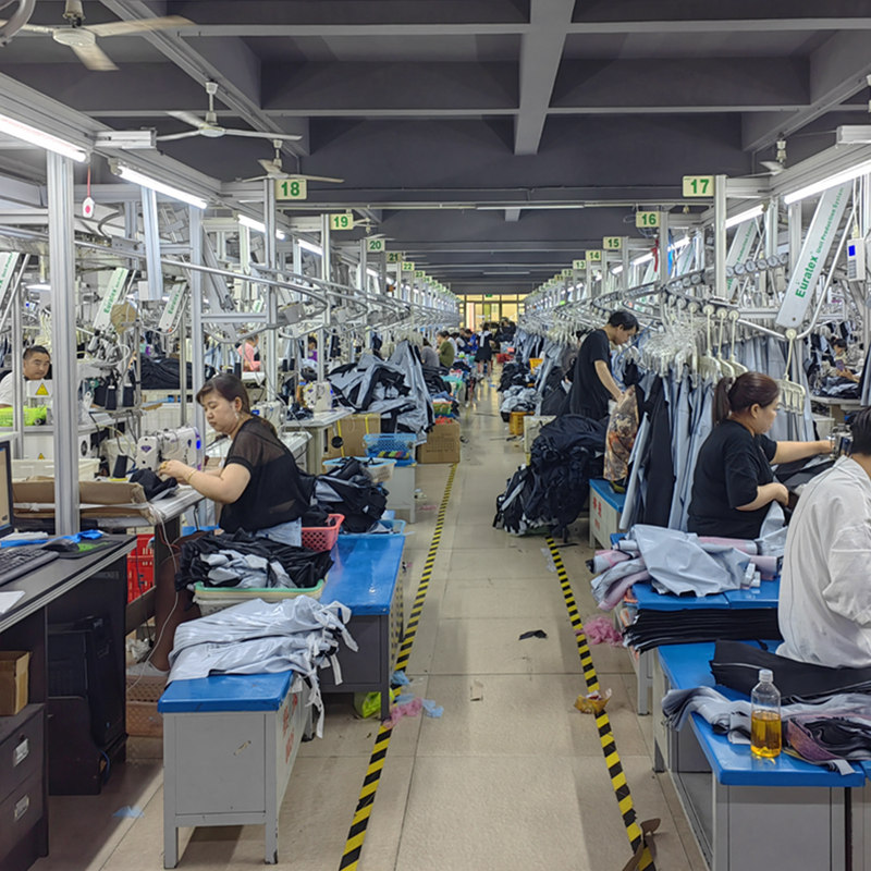 Одна из наших фабрик по производству верхней одежды находится в пиковом сезоне